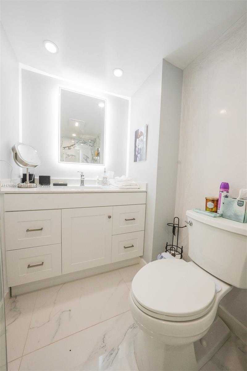 Small Image of 18071 BISCAYNE BLVD #901, Aventura Number 16