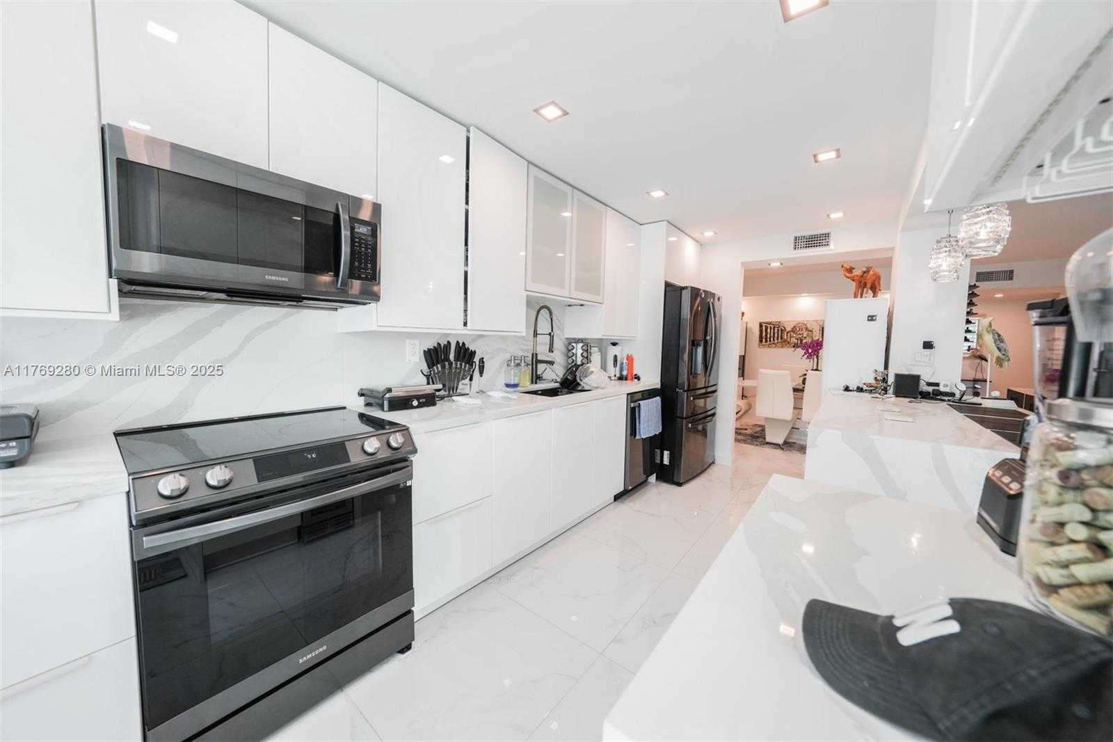 Small Image of 18071 BISCAYNE BLVD #901, Aventura Number 3
