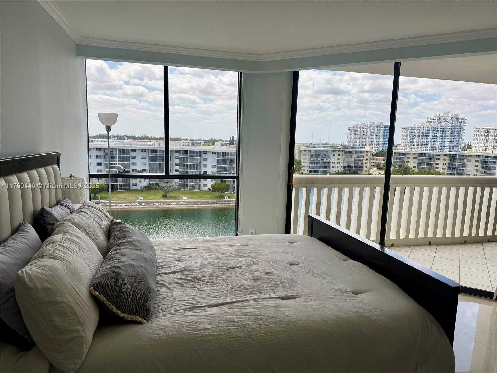 Small Image of 1000 ISLAND BL #710, Aventura Number 12