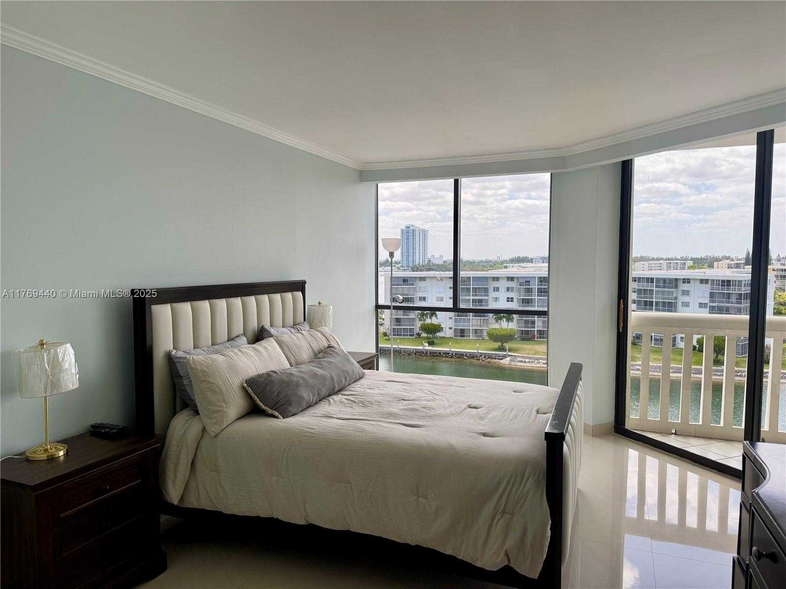 Small Image of 1000 ISLAND BL #710, Aventura Number 13