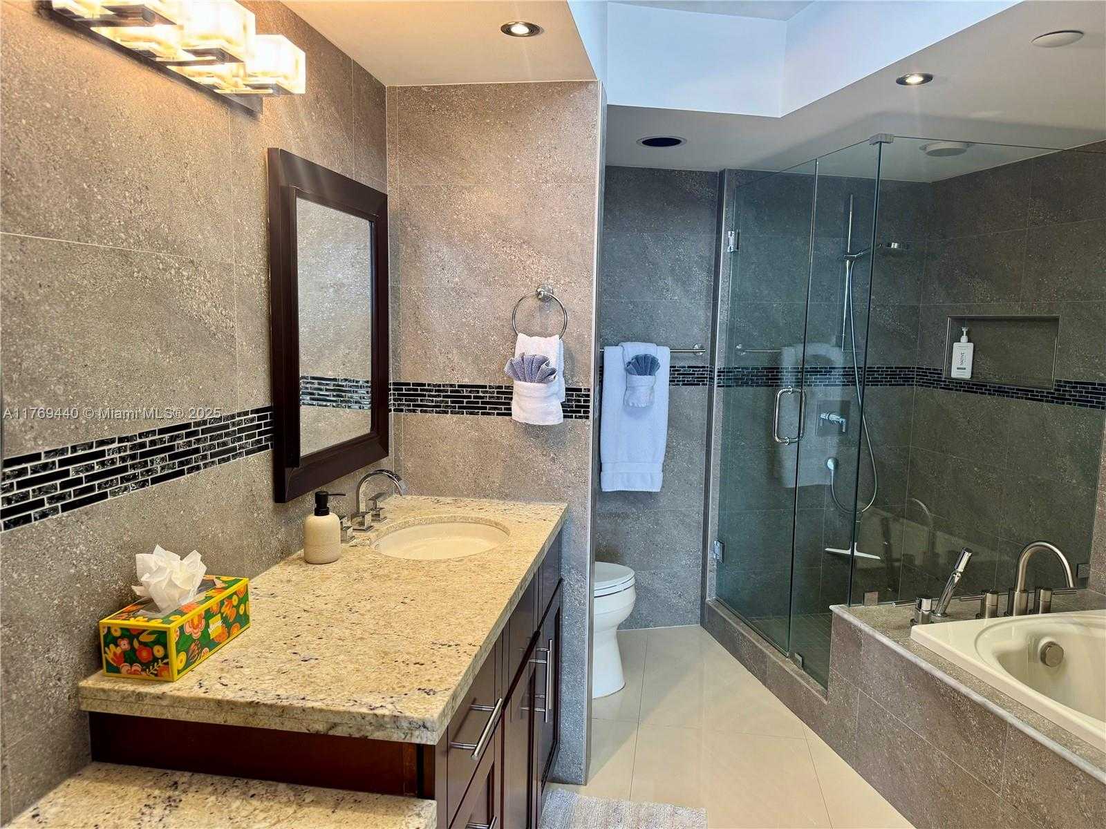 Small Image of 1000 ISLAND BL #710, Aventura Number 14