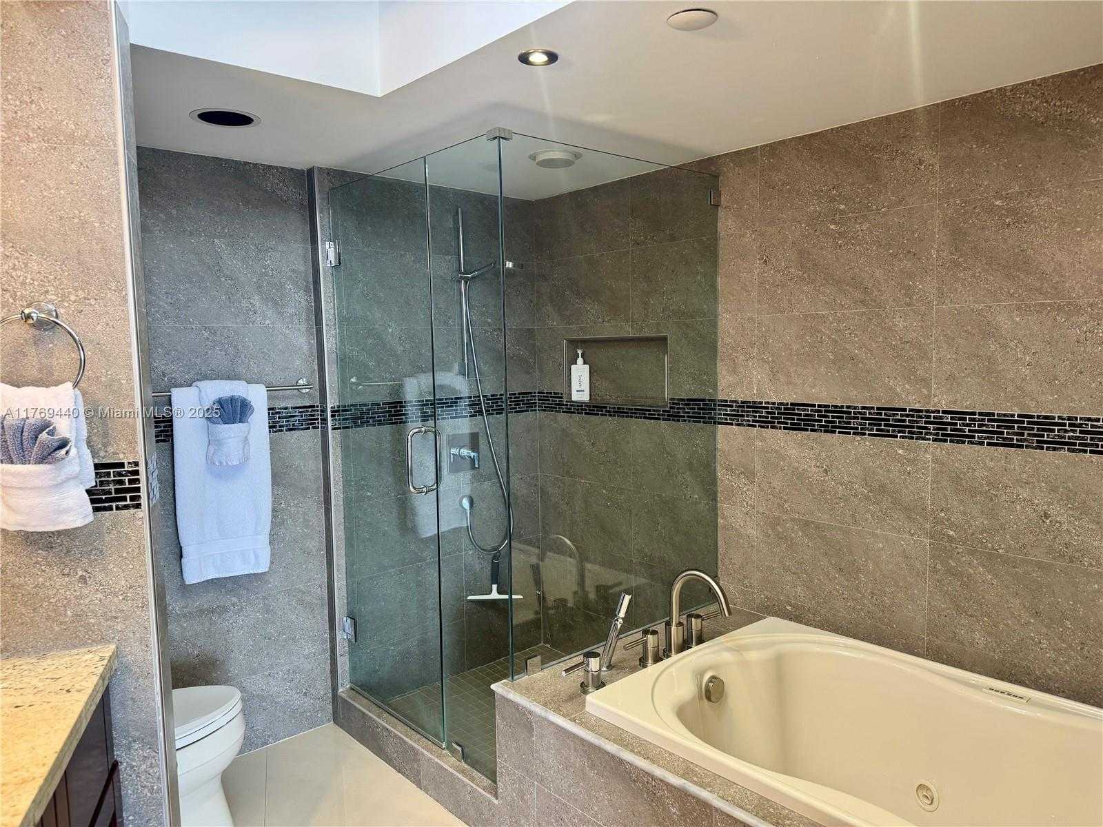 Small Image of 1000 ISLAND BL #710, Aventura Number 15