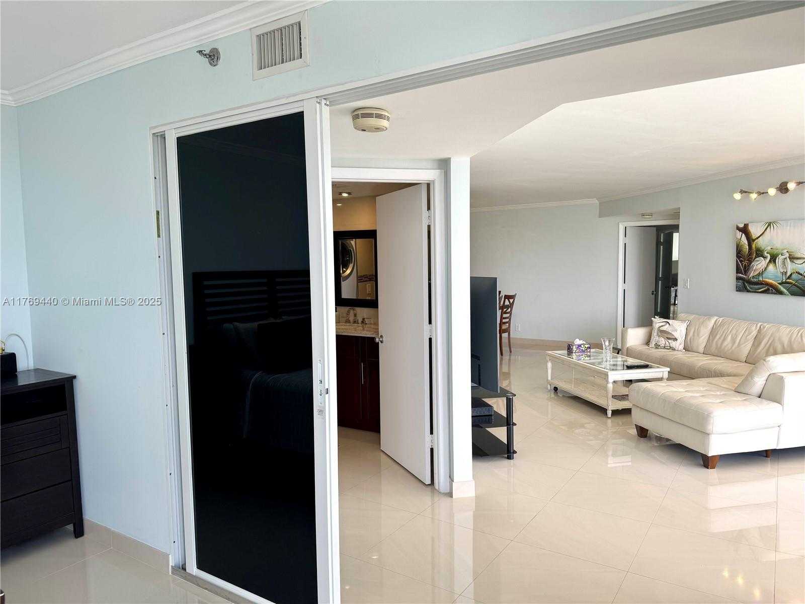 Small Image of 1000 ISLAND BL #710, Aventura Number 17