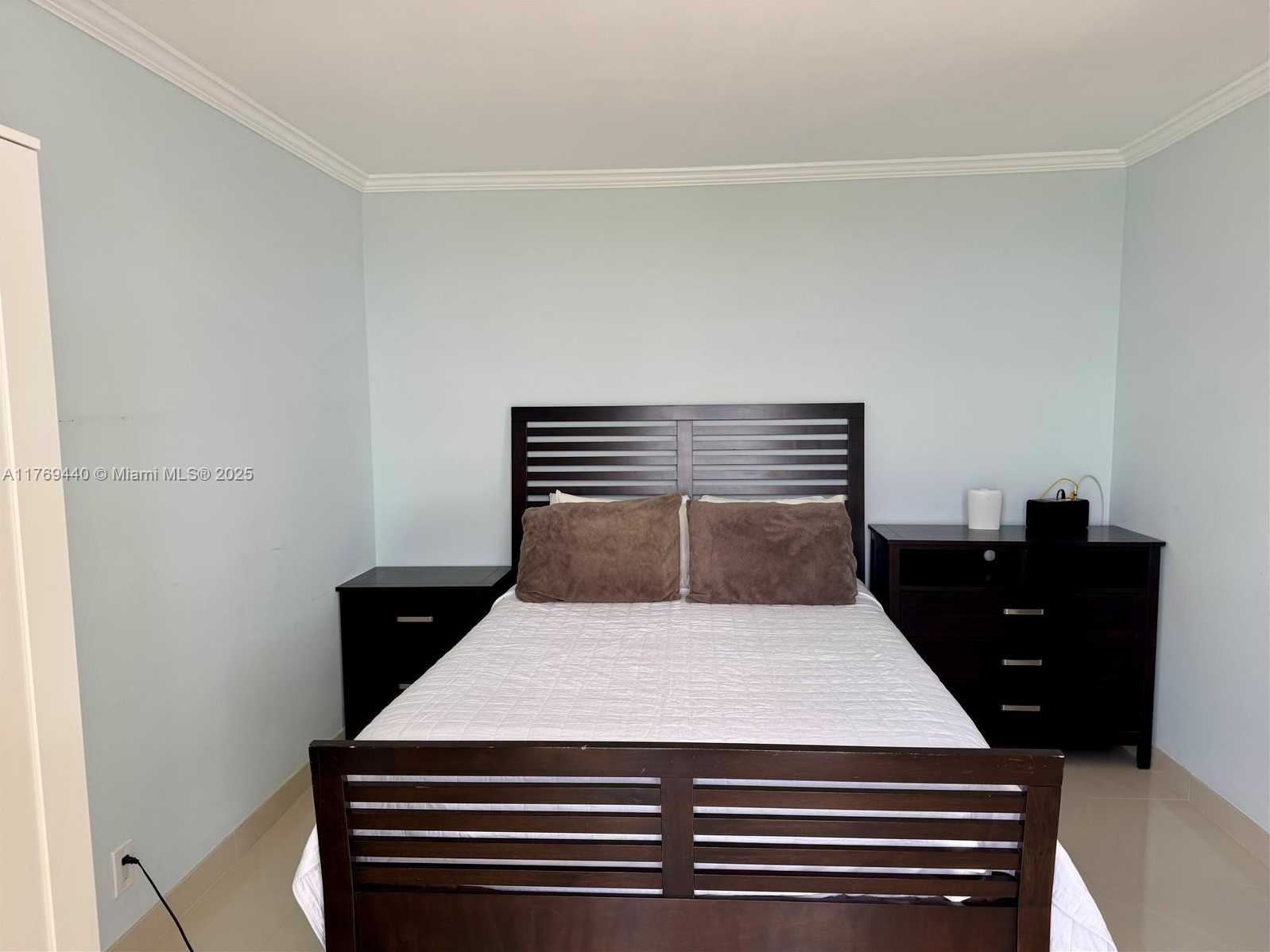 Small Image of 1000 ISLAND BL #710, Aventura Number 18
