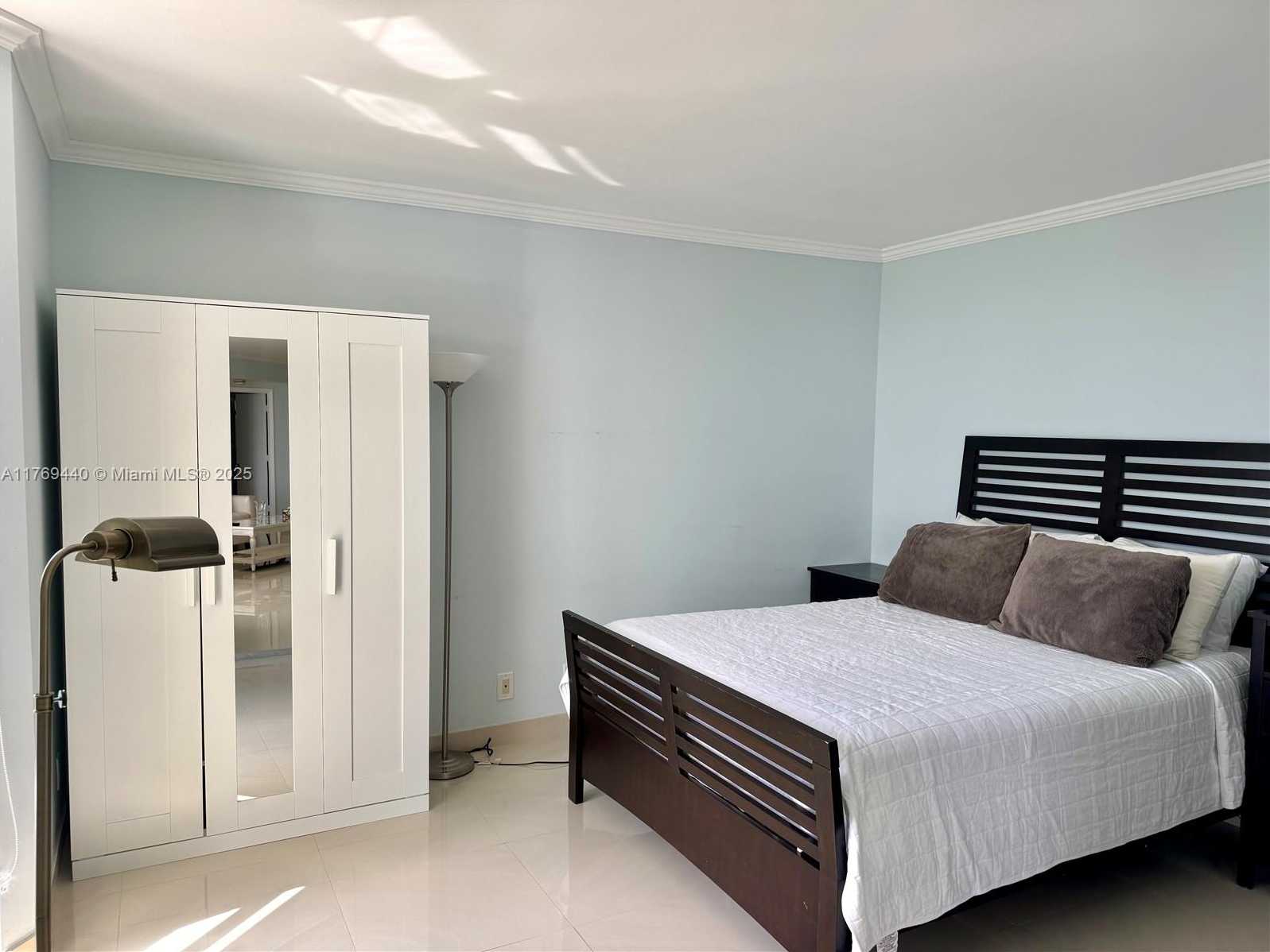 Small Image of 1000 ISLAND BL #710, Aventura Number 19
