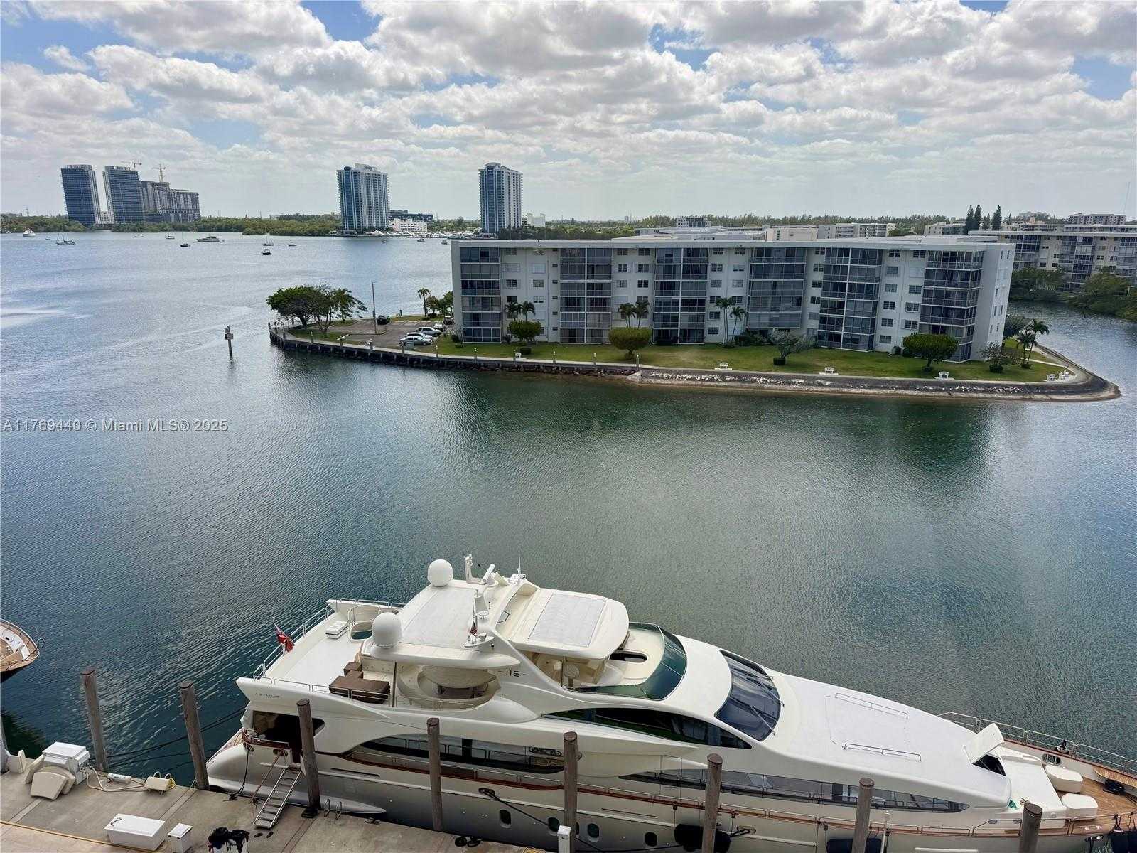 Small Image of 1000 ISLAND BL #710, Aventura Number 22