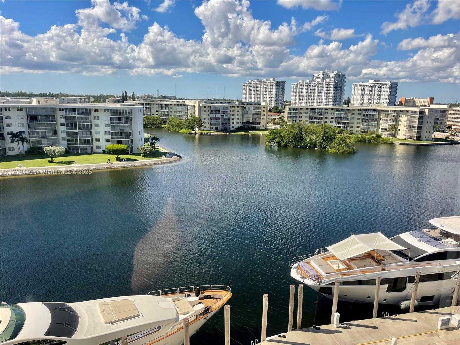 Small Image of 1000 ISLAND BL #710, Aventura Number 23