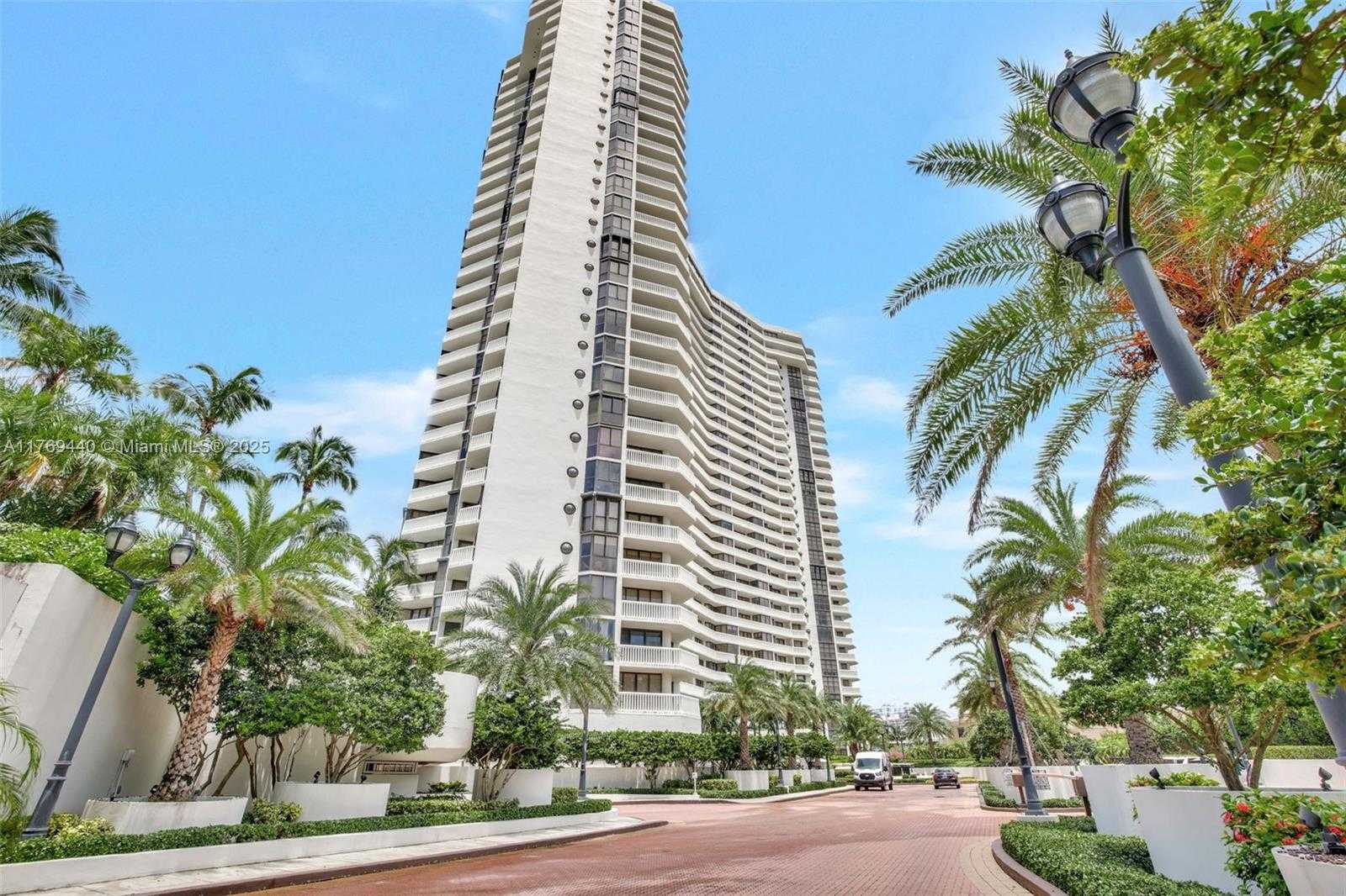 Small Image of 1000 ISLAND BL #710, Aventura Number 25