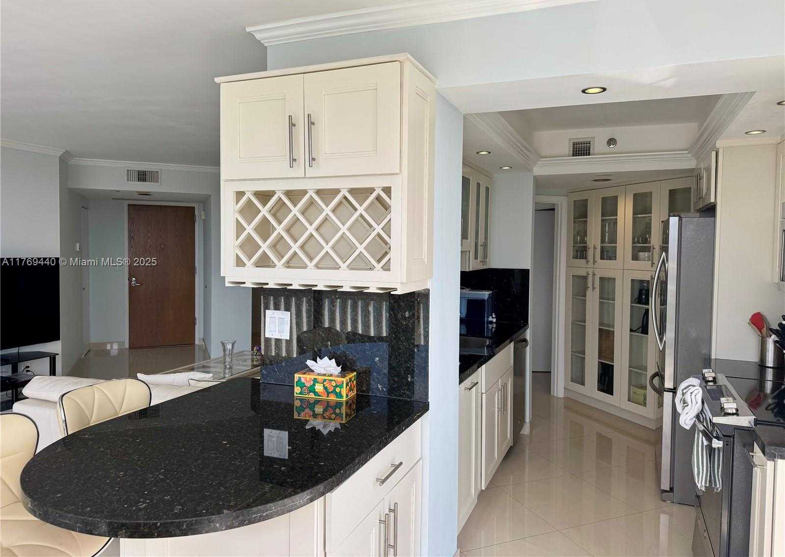 Small Image of 1000 ISLAND BL #710, Aventura Number 4