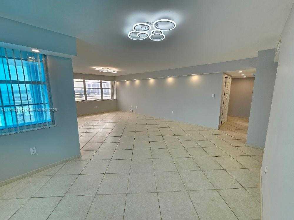Small Image of 18041 BISCAYNE BLVD #1005, Aventura Number 4
