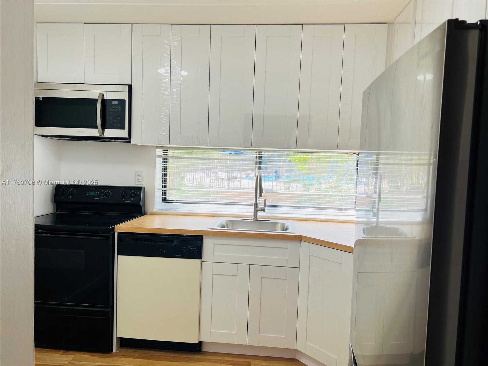 Small Image of 17011 NORTH BAY RD #111, Sunny Isles Beach Number 11