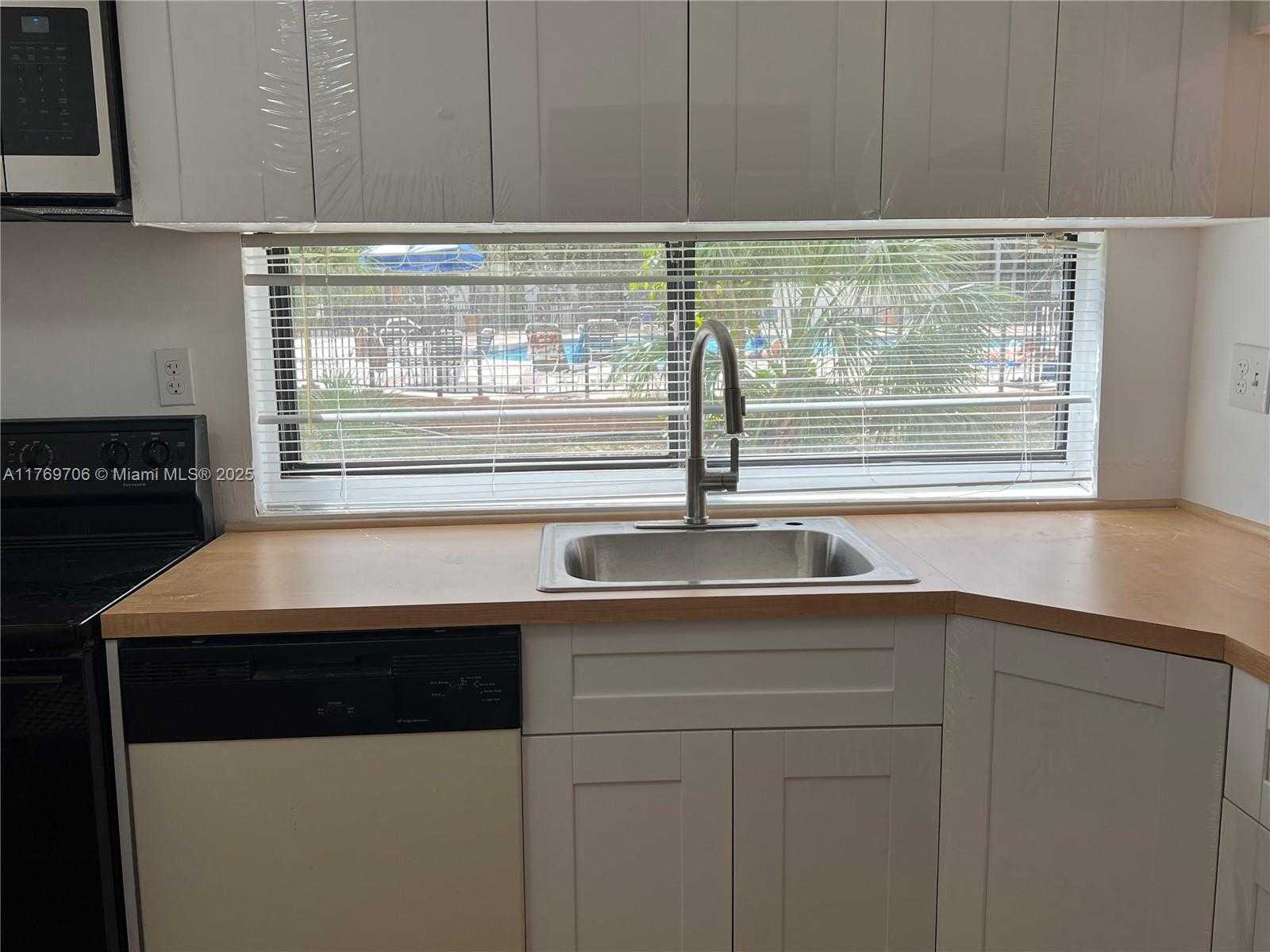 Small Image of 17011 NORTH BAY RD #111, Sunny Isles Beach Number 12