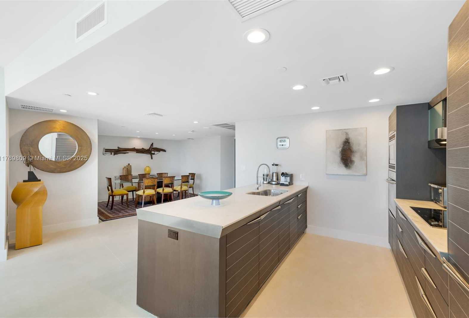 Small Image of 200 BISCAYNE BOULEVARD WAY #3207, Miami Number 12