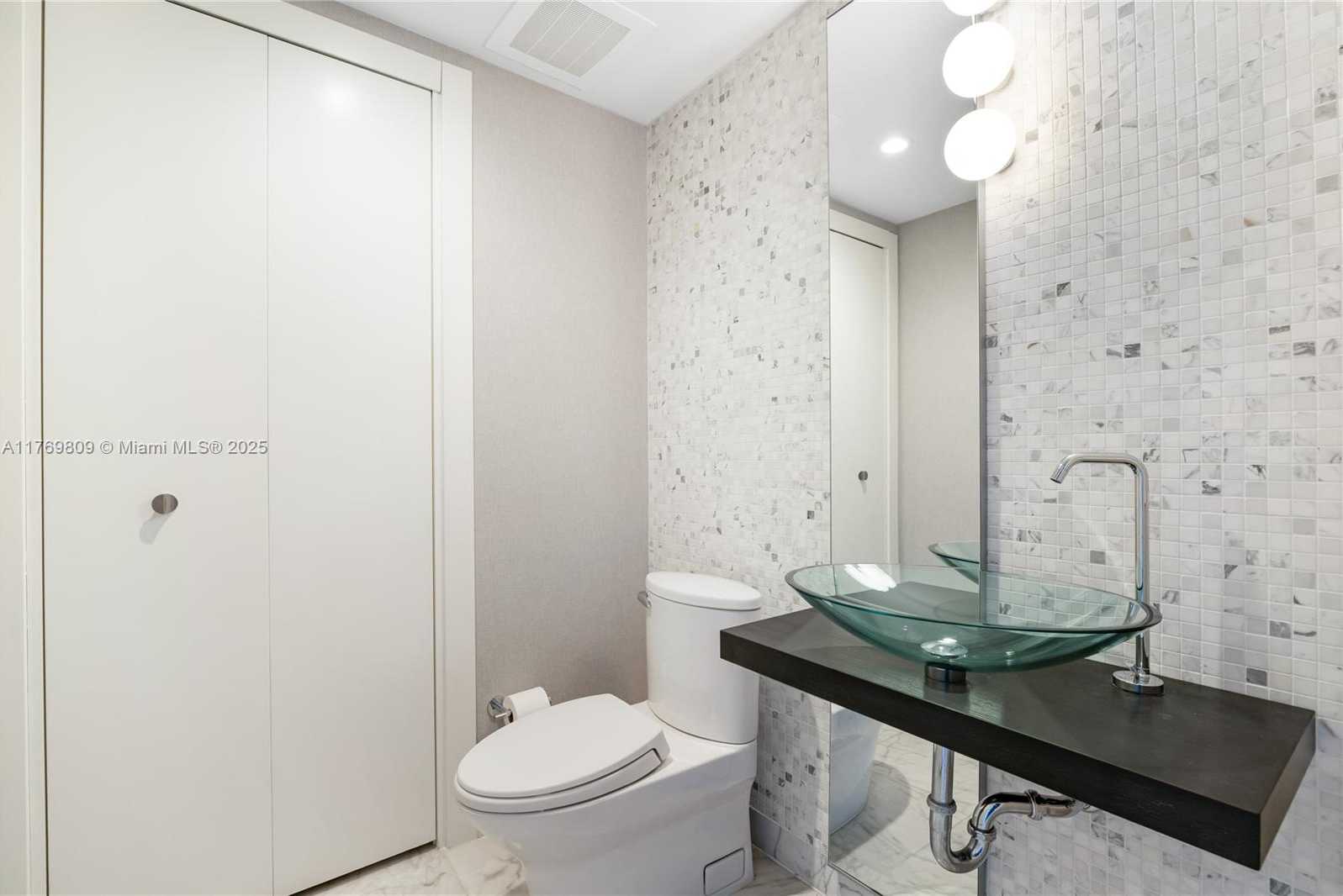 Small Image of 200 BISCAYNE BOULEVARD WAY #3207, Miami Number 15