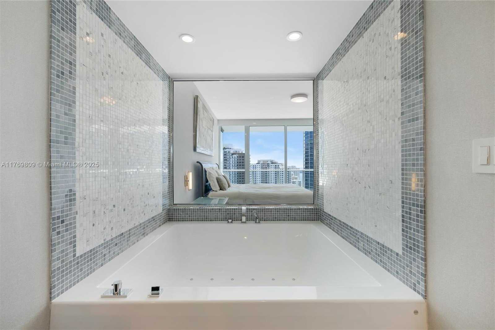 Small Image of 200 BISCAYNE BOULEVARD WAY #3207, Miami Number 20