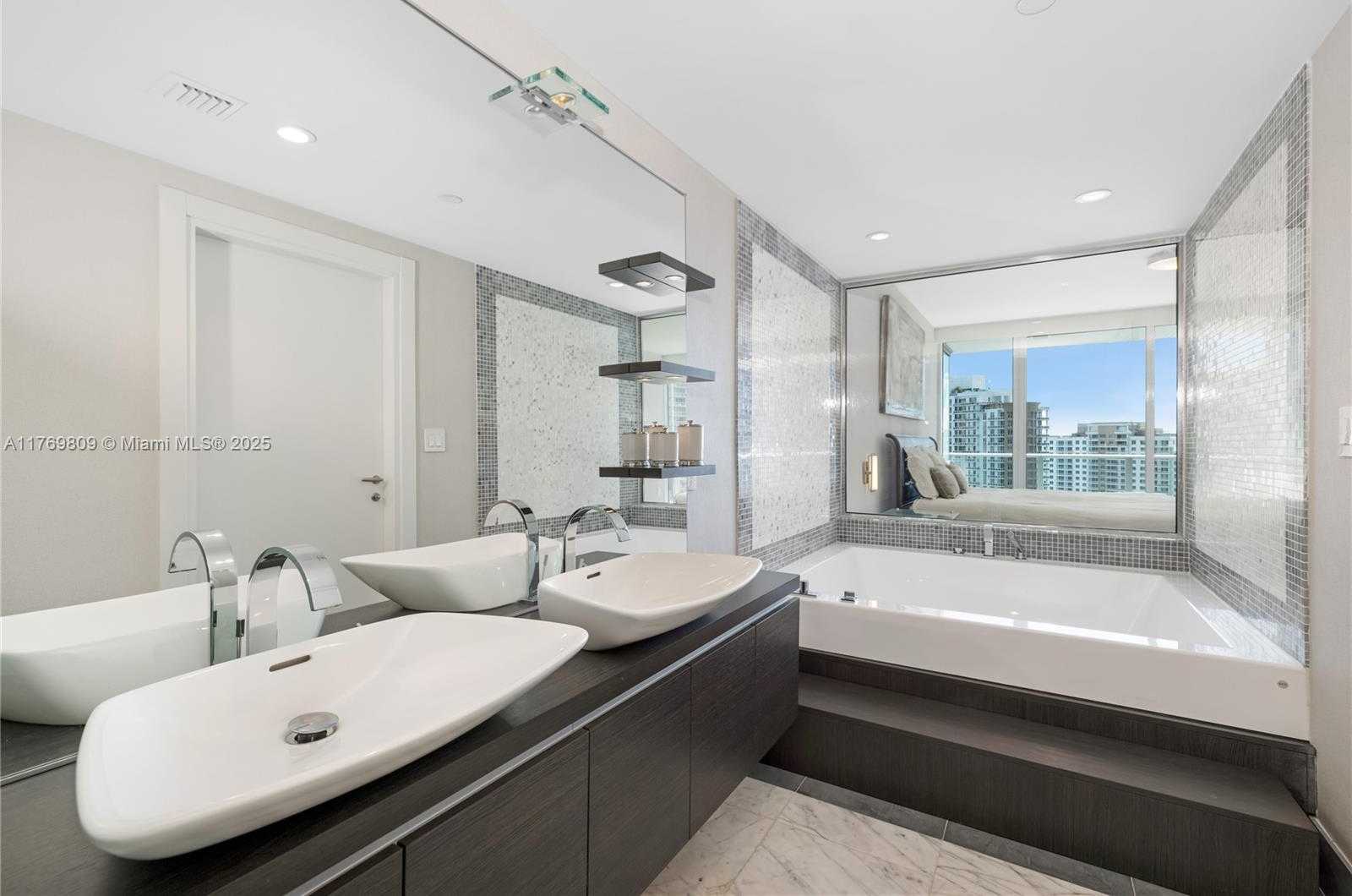 Small Image of 200 BISCAYNE BOULEVARD WAY #3207, Miami Number 21