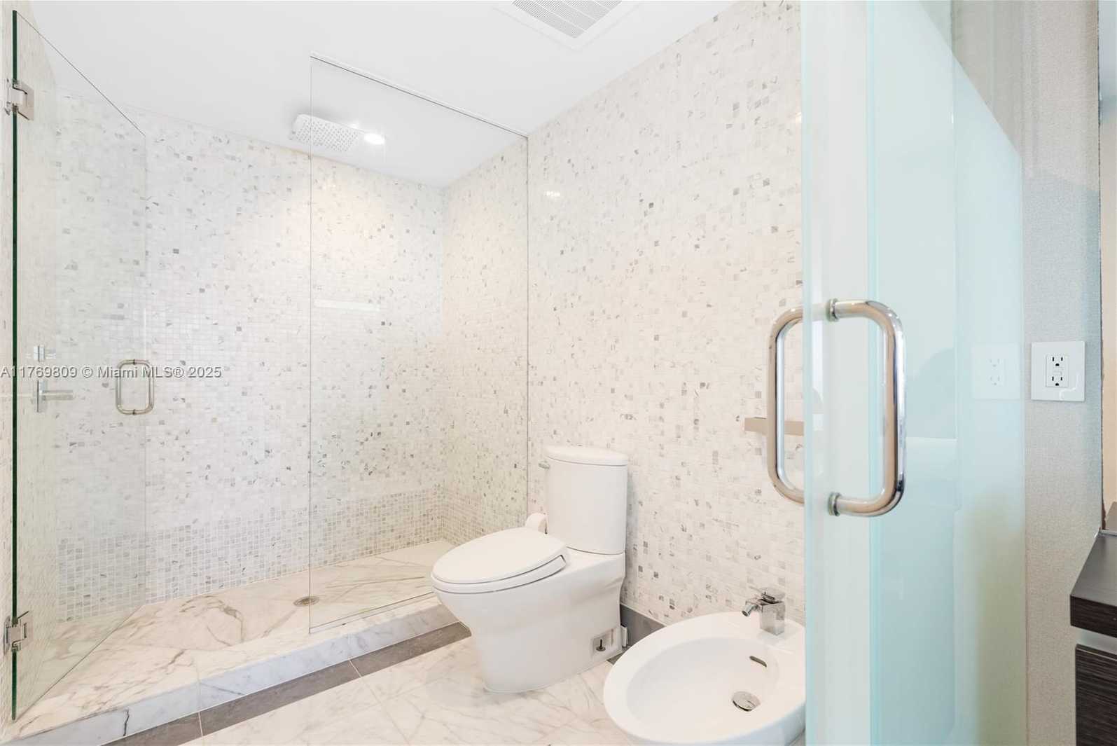 Small Image of 200 BISCAYNE BOULEVARD WAY #3207, Miami Number 23