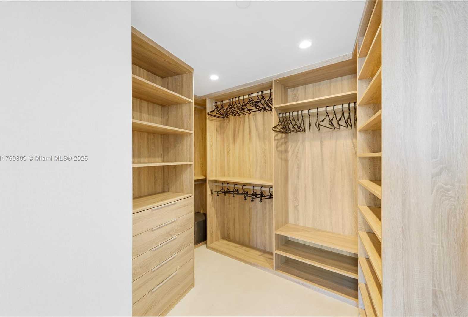 Small Image of 200 BISCAYNE BOULEVARD WAY #3207, Miami Number 24