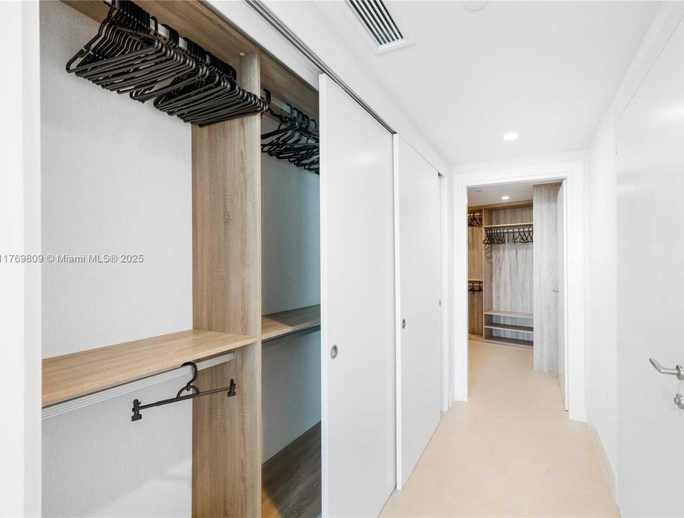 Small Image of 200 BISCAYNE BOULEVARD WAY #3207, Miami Number 25