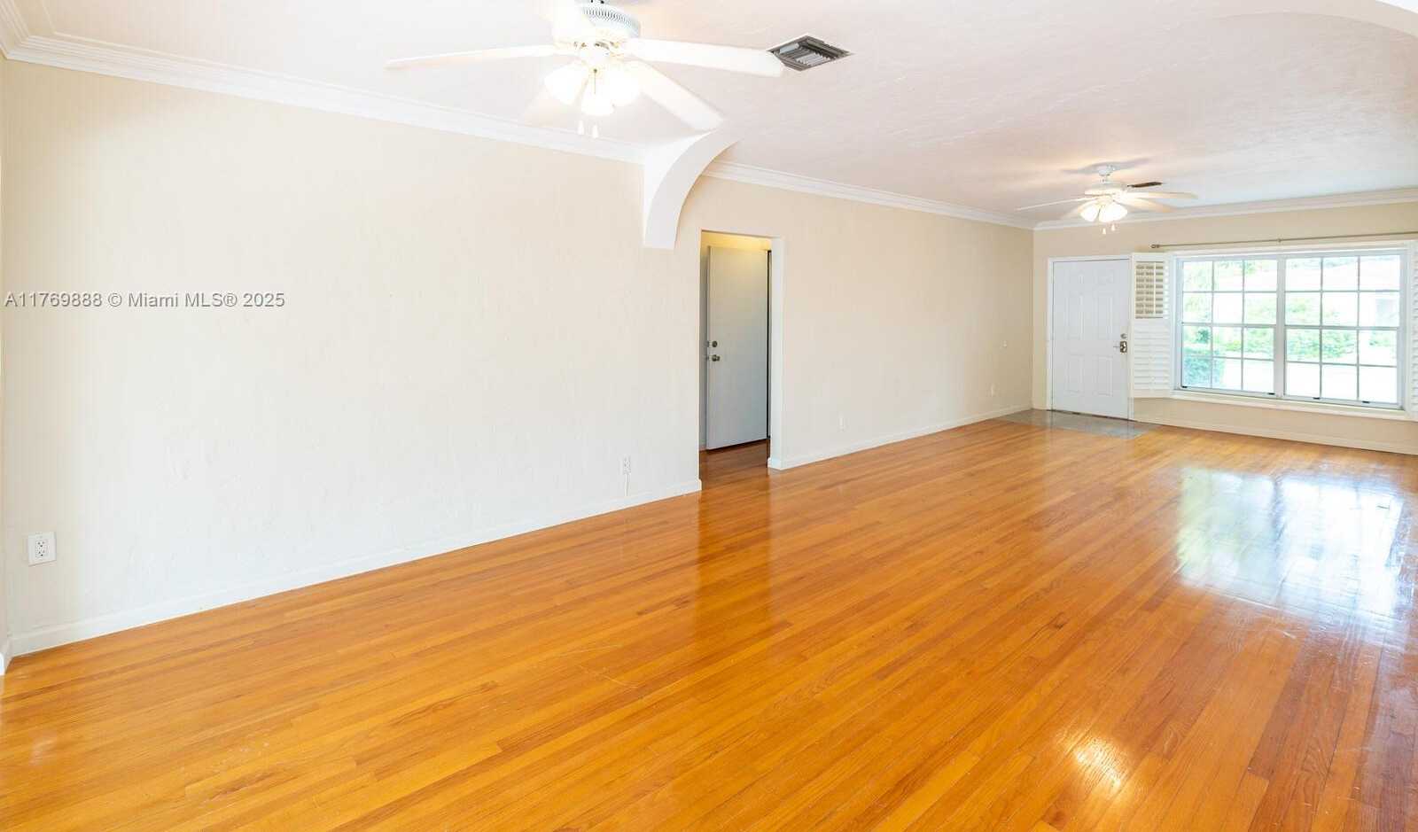 Small Image of 9441 BYRON AVE, Surfside Number 12