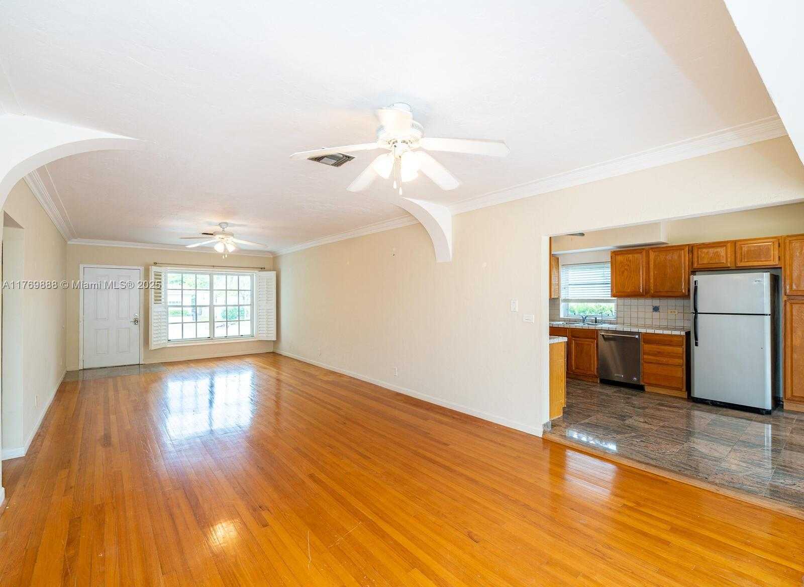 Small Image of 9441 BYRON AVE, Surfside Number 13