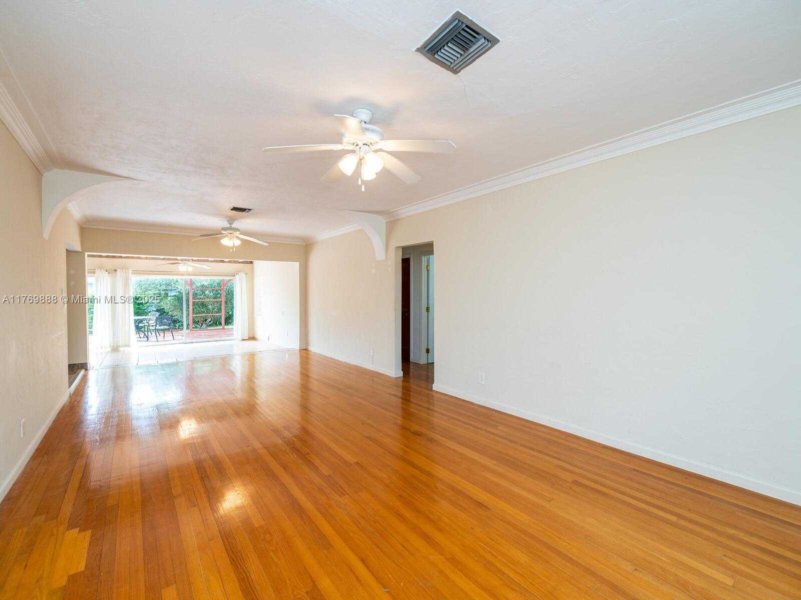 Small Image of 9441 BYRON AVE, Surfside Number 17