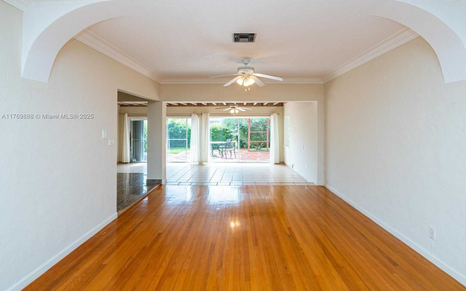 Small Image of 9441 BYRON AVE, Surfside Number 19