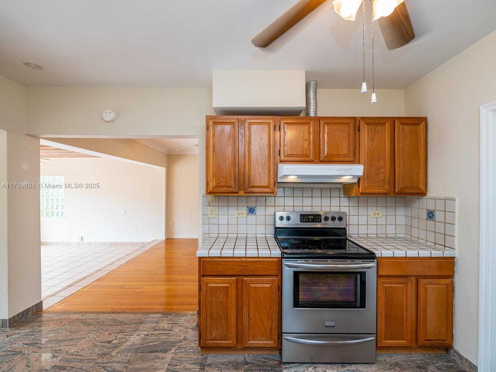 Small Image of 9441 BYRON AVE, Surfside Number 33