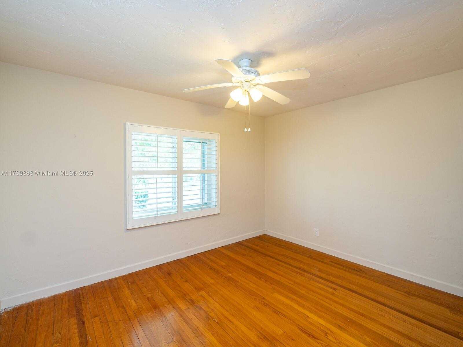 Small Image of 9441 BYRON AVE, Surfside Number 38