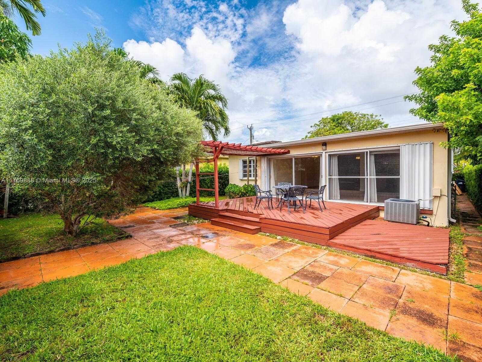 Small Image of 9441 BYRON AVE, Surfside Number 56