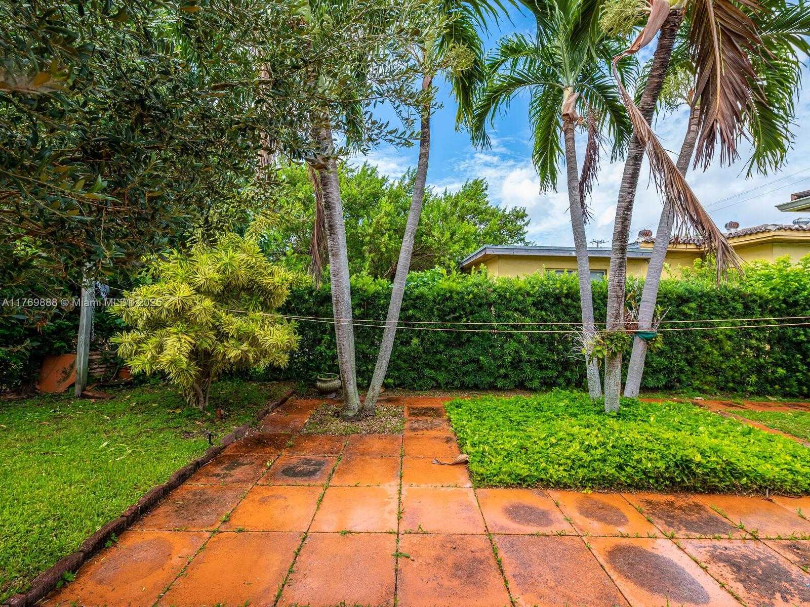 Small Image of 9441 BYRON AVE, Surfside Number 60