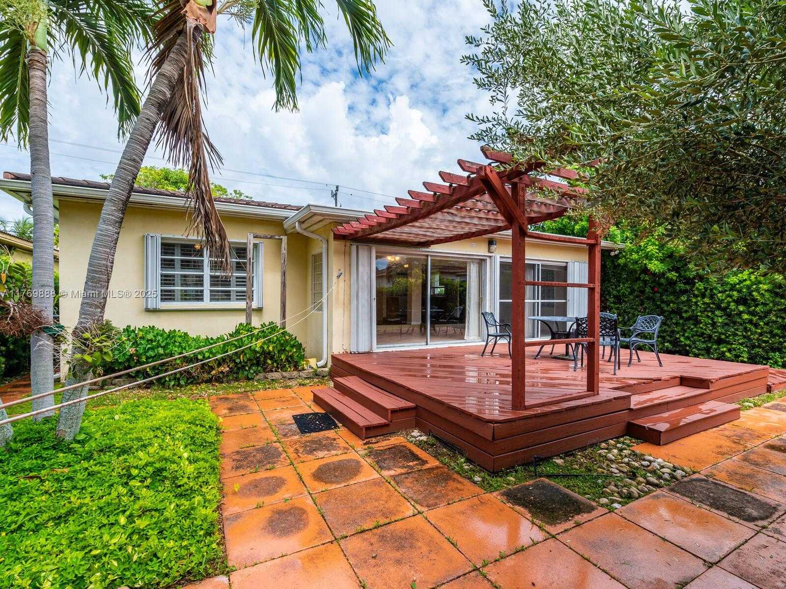 Small Image of 9441 BYRON AVE, Surfside Number 62