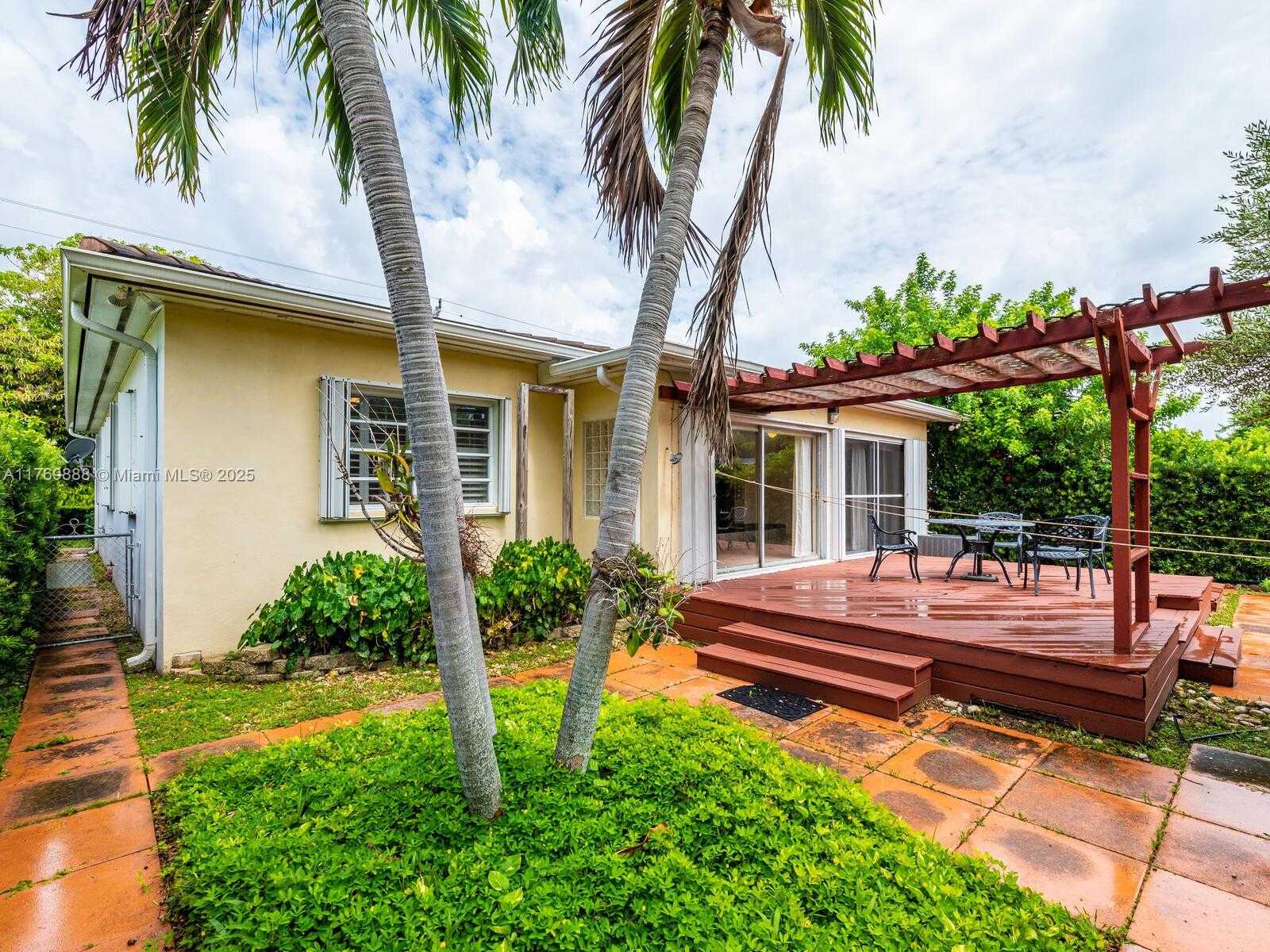 Small Image of 9441 BYRON AVE, Surfside Number 64