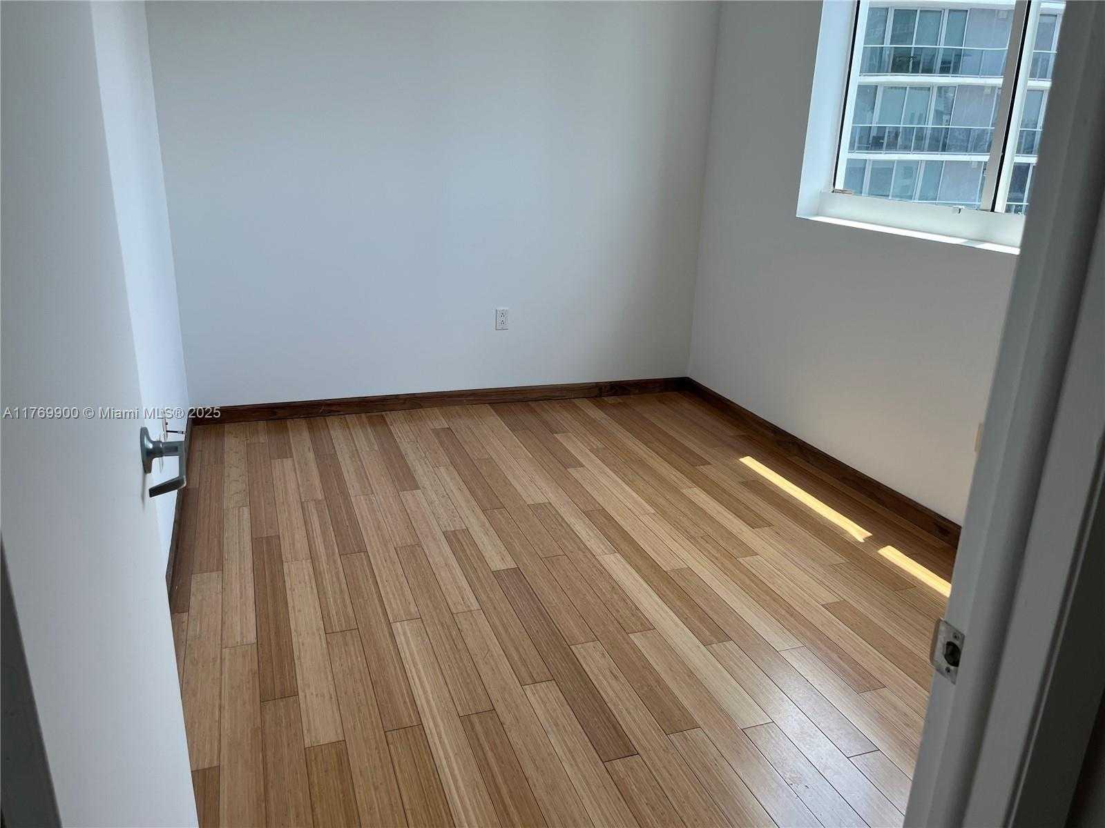 Small Image of 1800 NORTH BAYSHORE DR #915, Miami Number 14