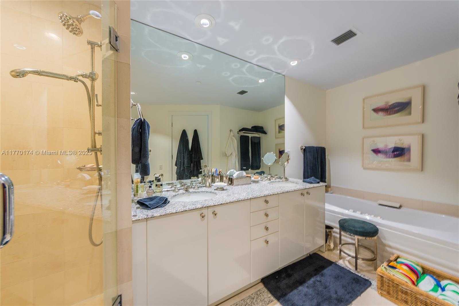 Small Image of 300 SOUTH POINTE DR #809, Miami Beach Number 10