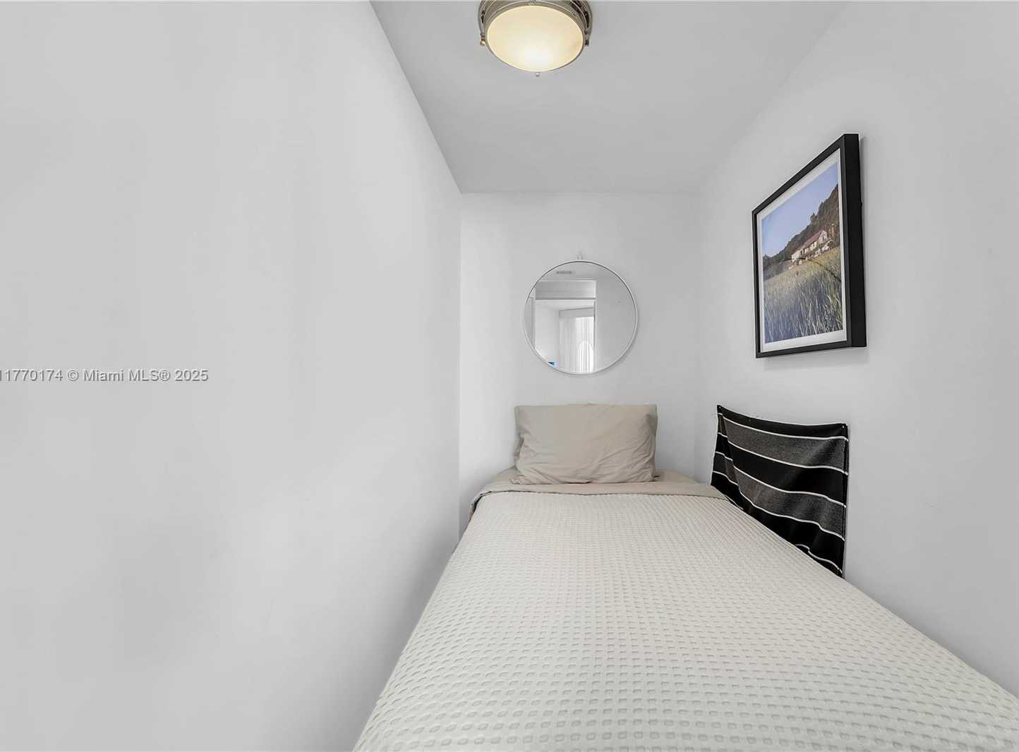 Small Image of 300 SOUTH POINTE DR #809, Miami Beach Number 27