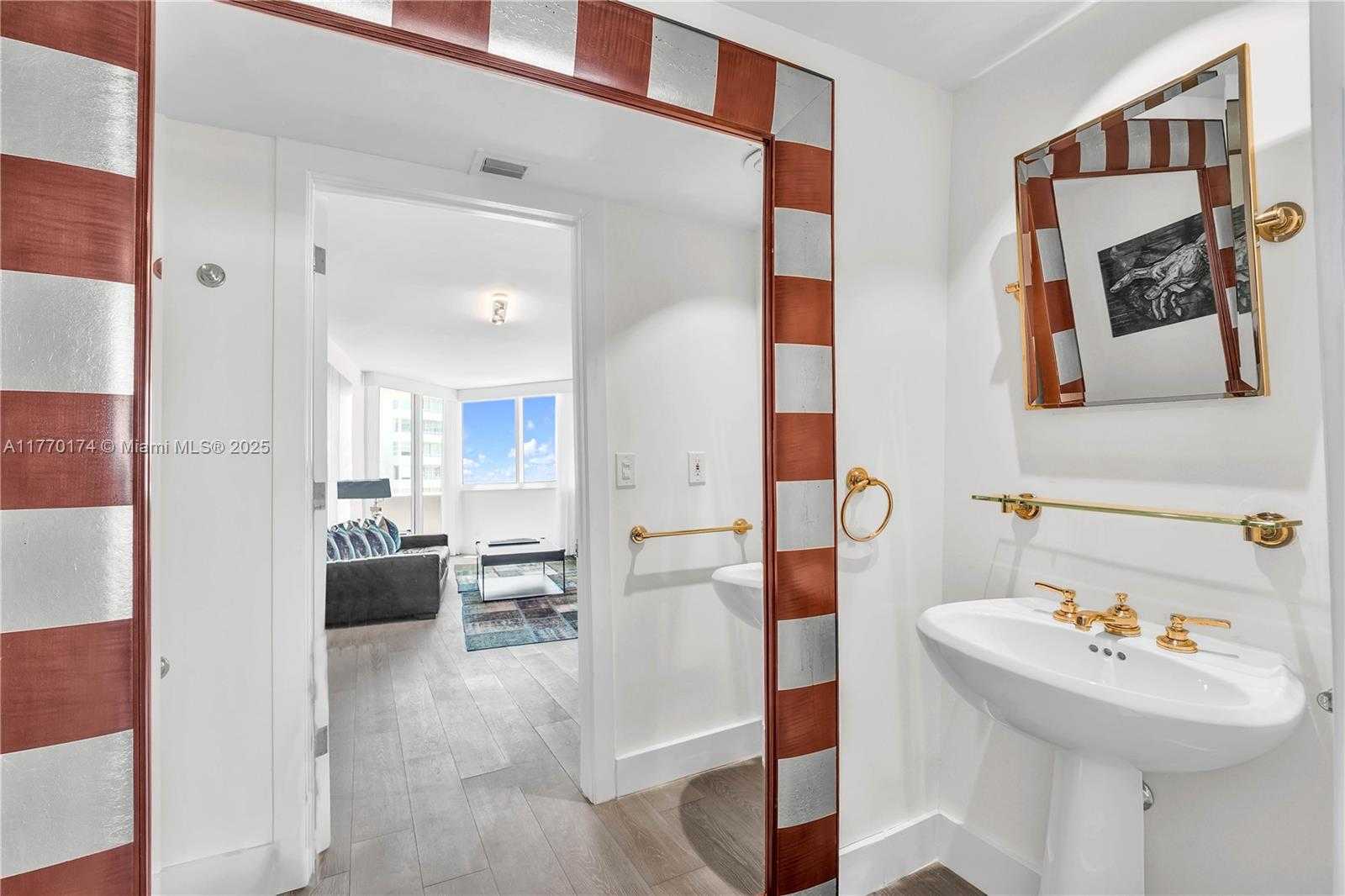 Small Image of 300 SOUTH POINTE DR #809, Miami Beach Number 28