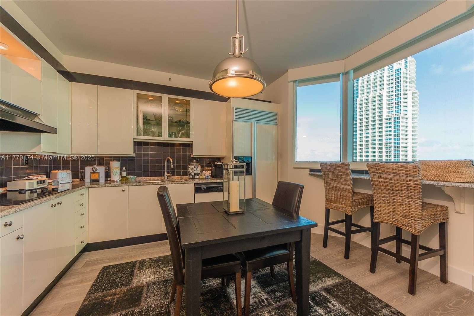 Small Image of 300 SOUTH POINTE DR #809, Miami Beach Number 4