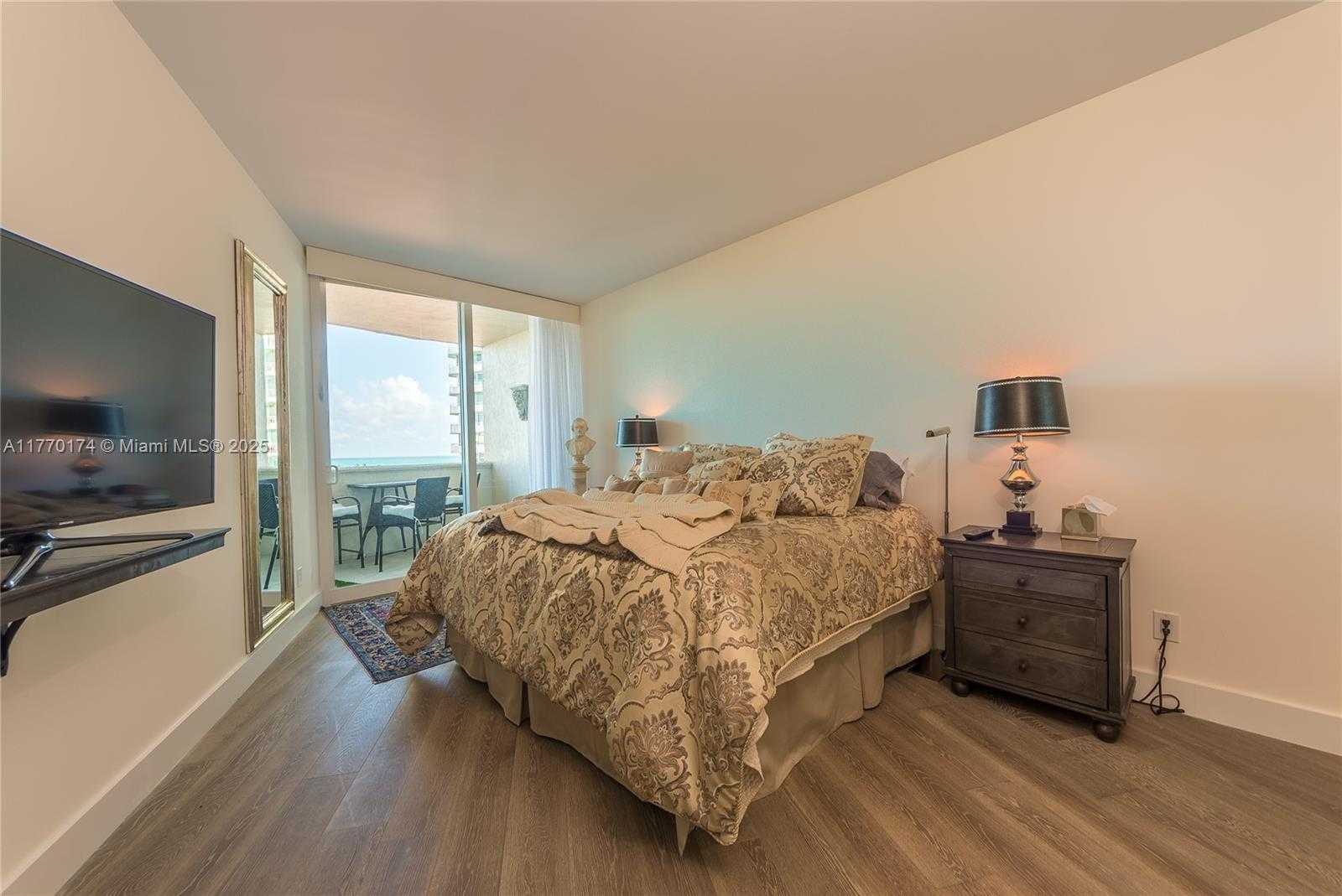 Small Image of 300 SOUTH POINTE DR #809, Miami Beach Number 8