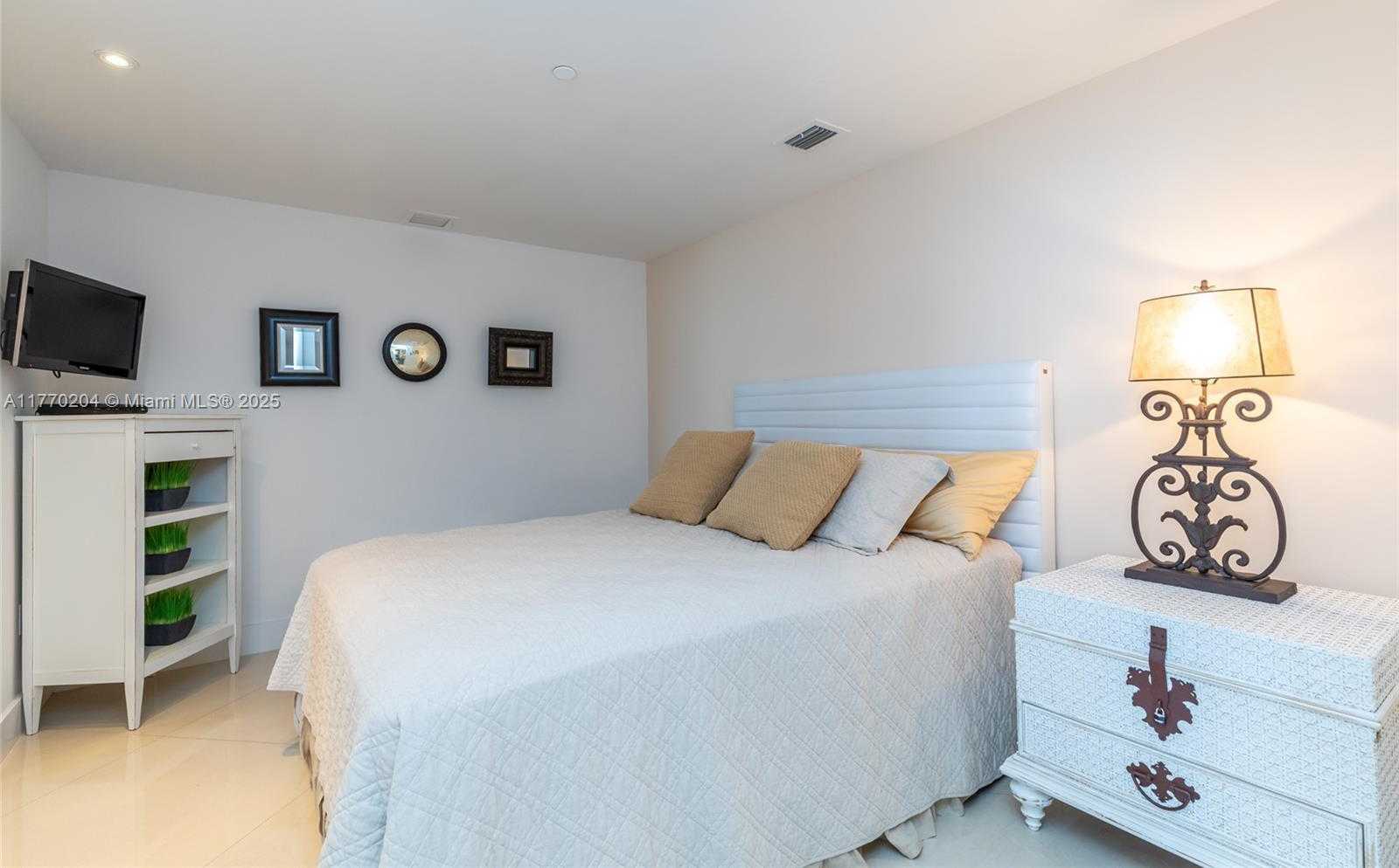 Small Image of 495 BRICKELL AVE #1005, Miami Number 10