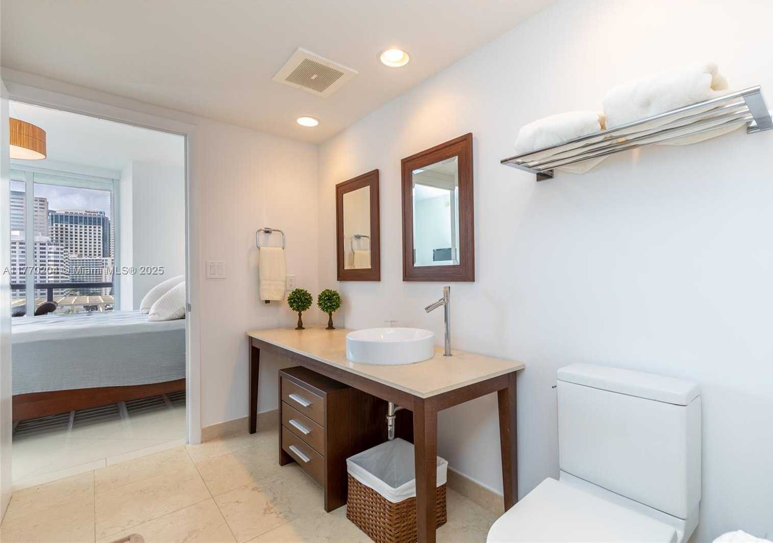 Small Image of 495 BRICKELL AVE #1005, Miami Number 12