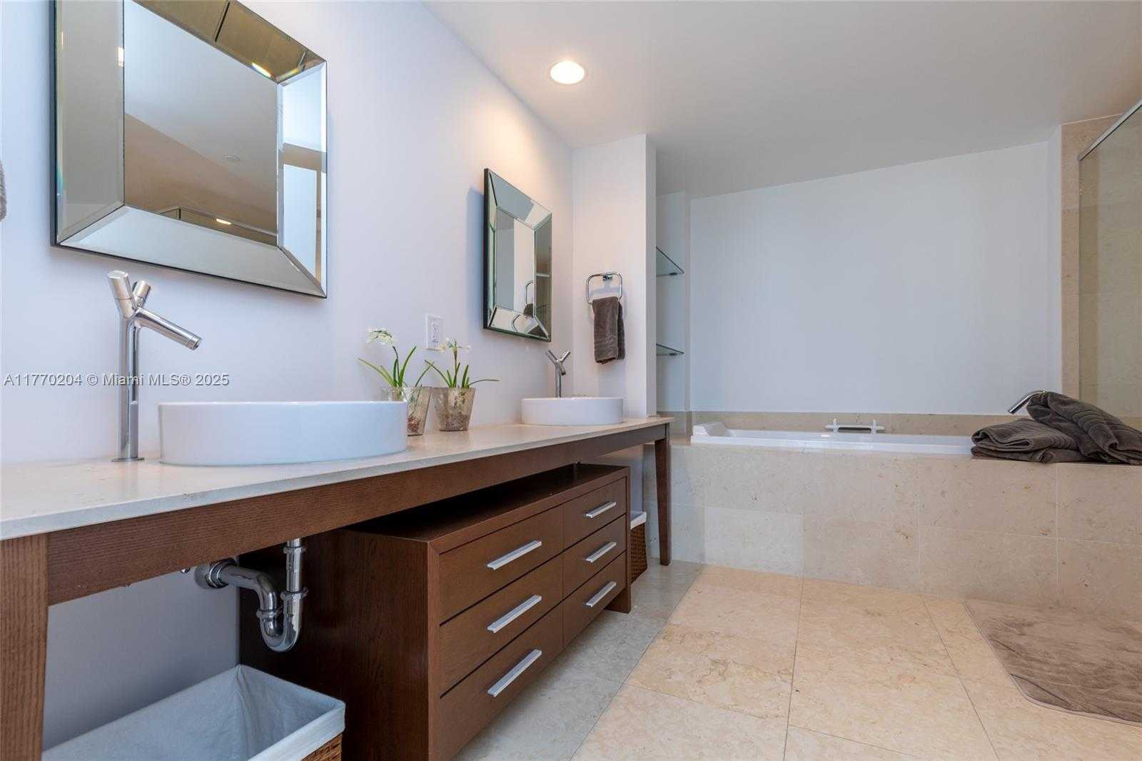 Small Image of 495 BRICKELL AVE #1005, Miami Number 18