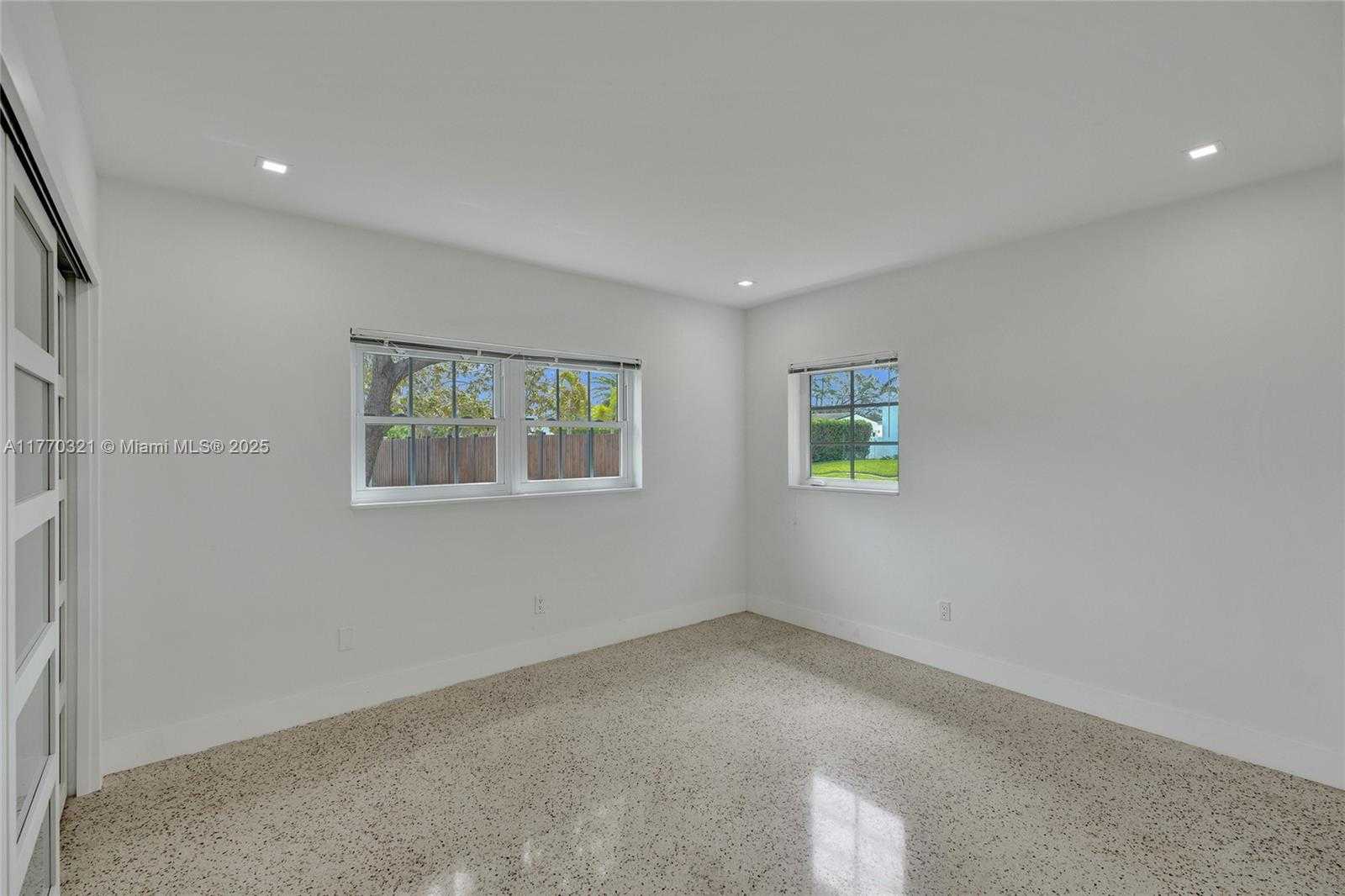 Small Image of 2125 ALAMANDA DR, North Miami Number 12