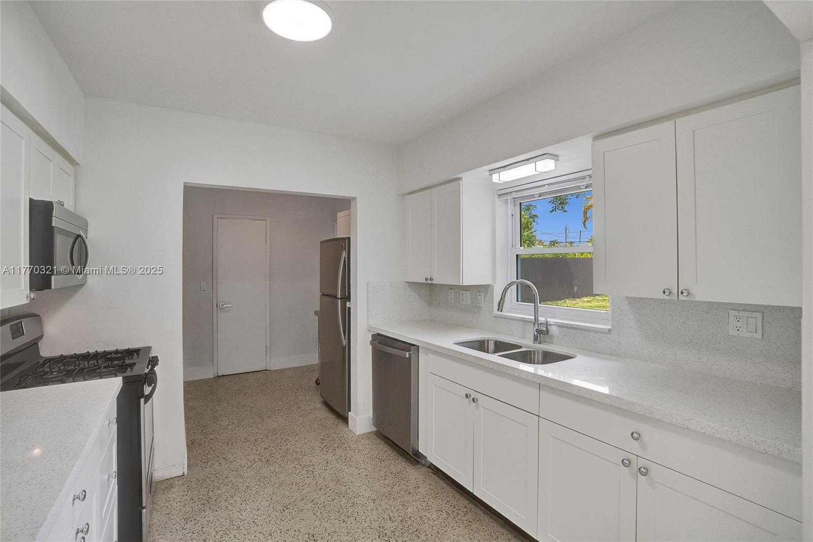 Small Image of 2125 ALAMANDA DR, North Miami Number 18