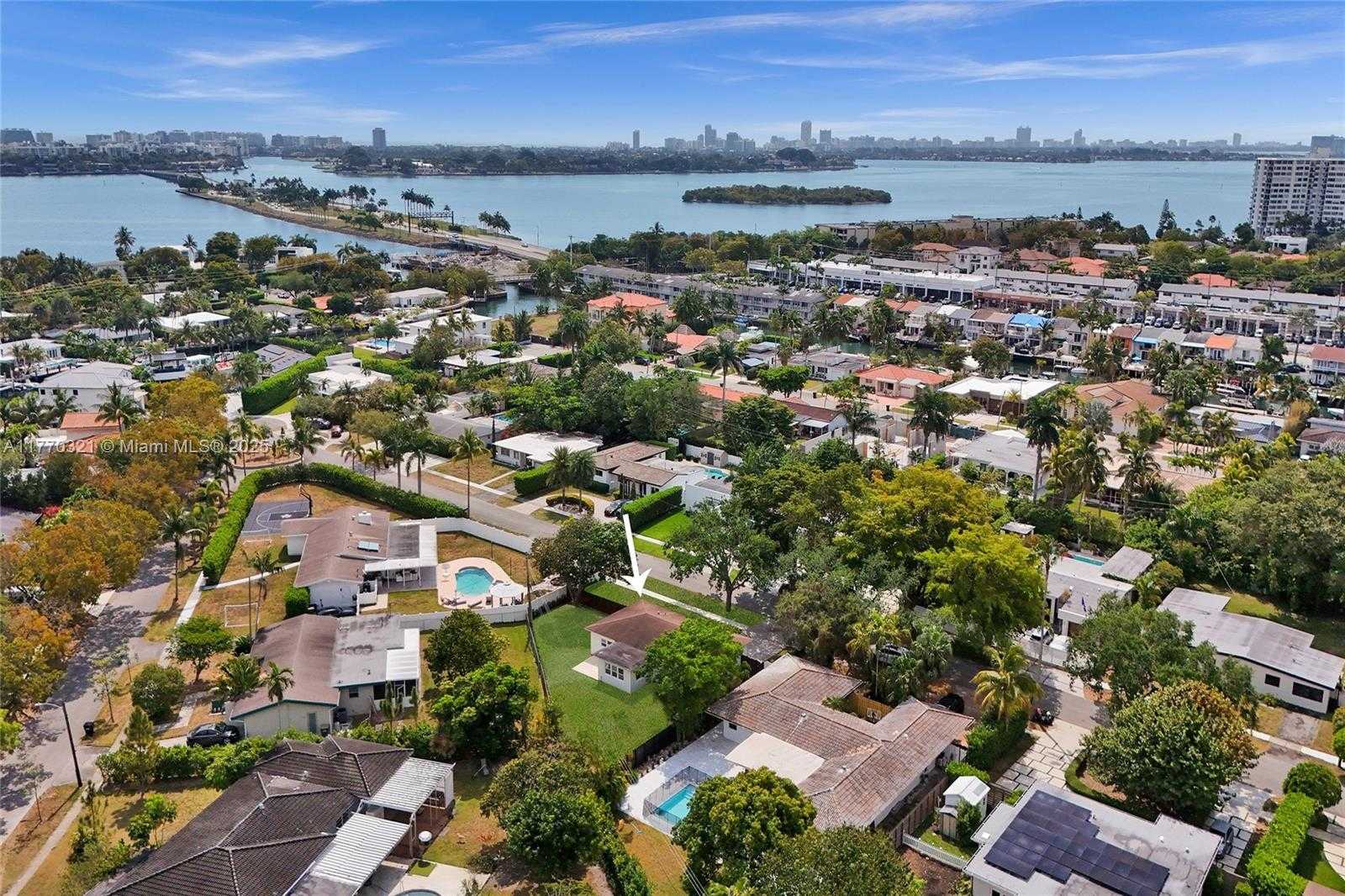 Small Image of 2125 ALAMANDA DR, North Miami Number 38