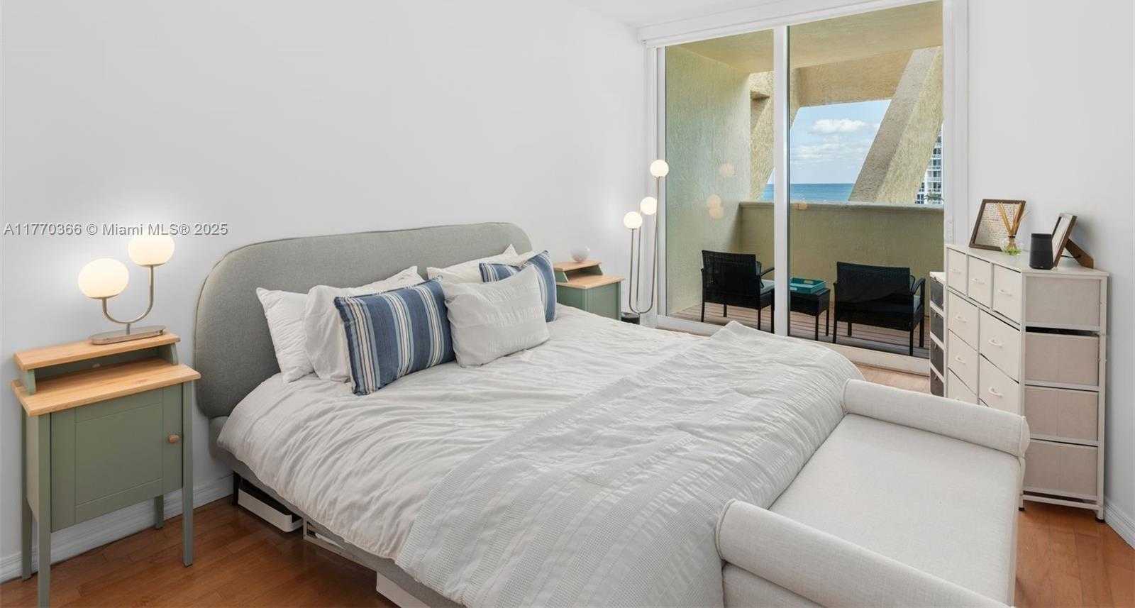 Small Image of 300 SOUTH POINTE DR #907, Miami Beach Number 11