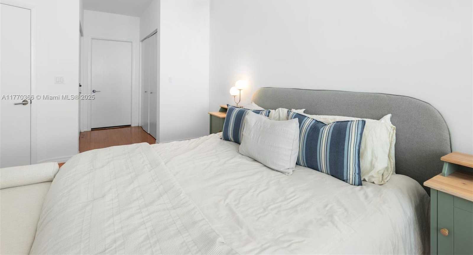 Small Image of 300 SOUTH POINTE DR #907, Miami Beach Number 13