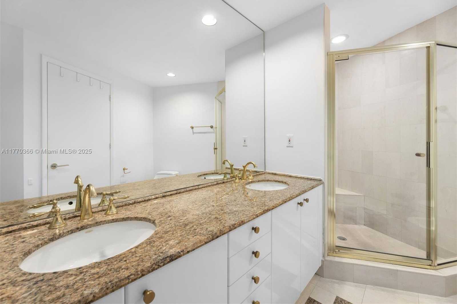 Small Image of 300 SOUTH POINTE DR #907, Miami Beach Number 14