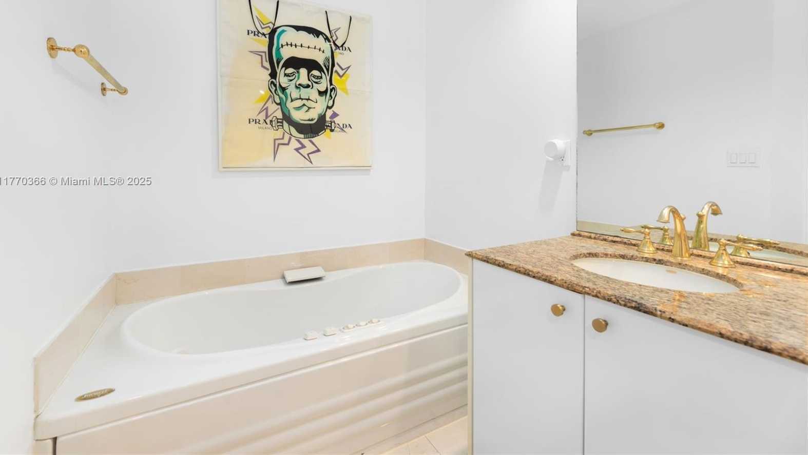 Small Image of 300 SOUTH POINTE DR #907, Miami Beach Number 15