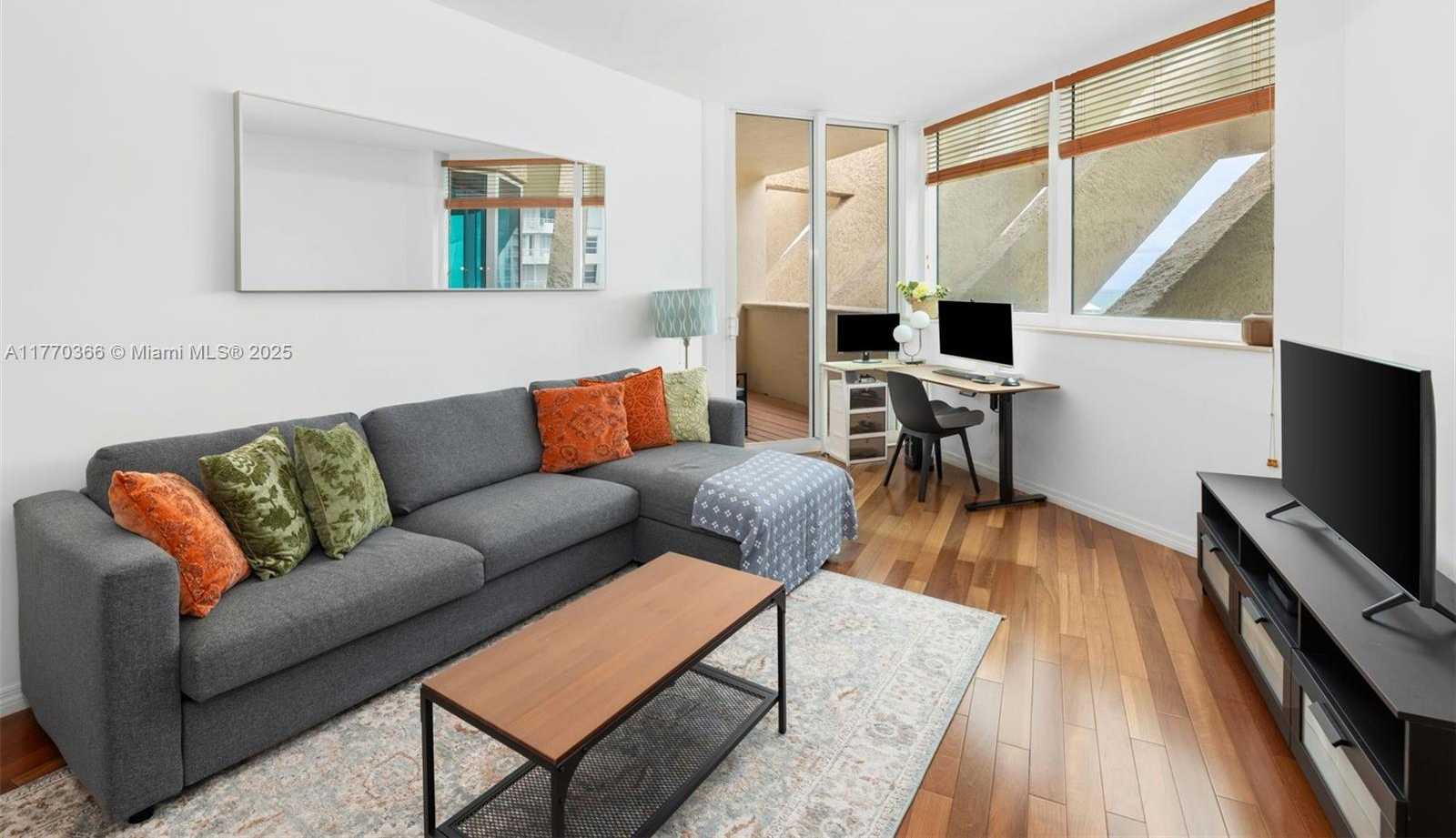 Small Image of 300 SOUTH POINTE DR #907, Miami Beach Number 2